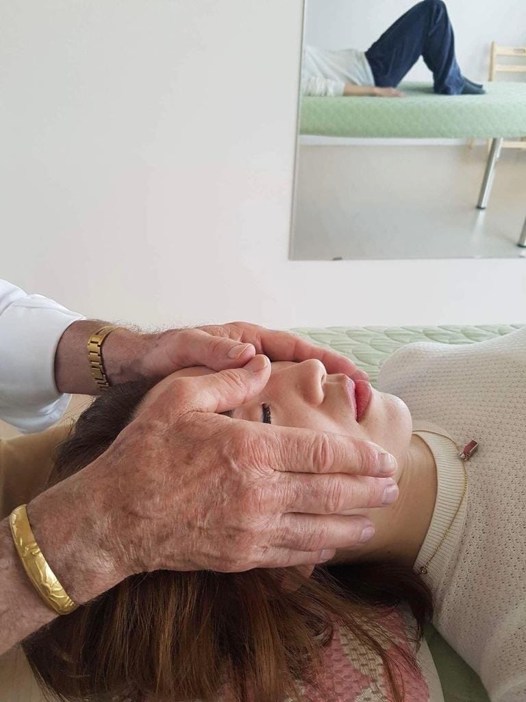 Photo courtesy of Tommy Thompson. This image, from another session, illustrates the gentle, integrative nature of facial hands-on work in the Alexander Technique.