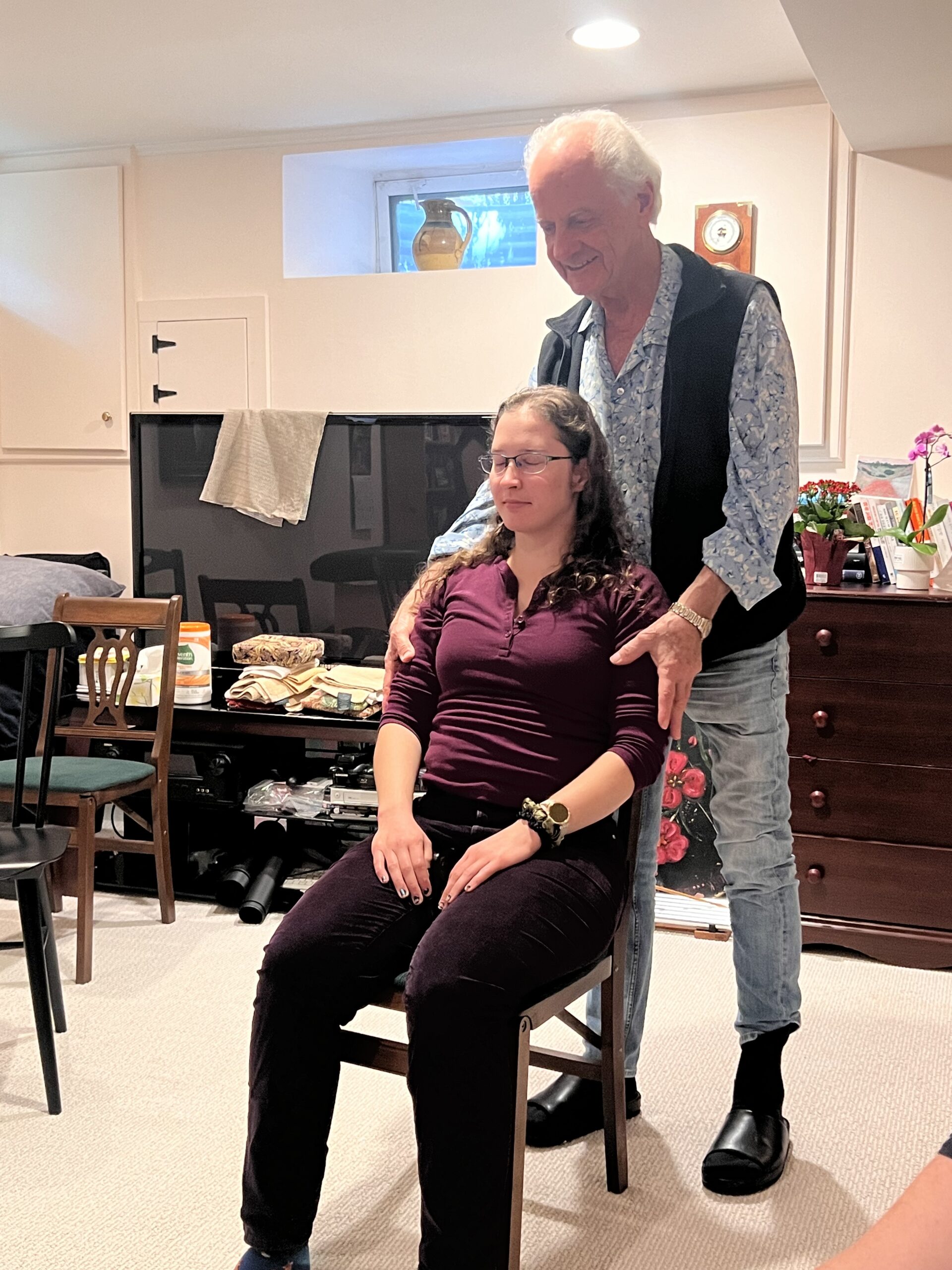 Tommy Thompson demonstrating touch and connection through gentle shoulder guidance in an Alexander Technique claa