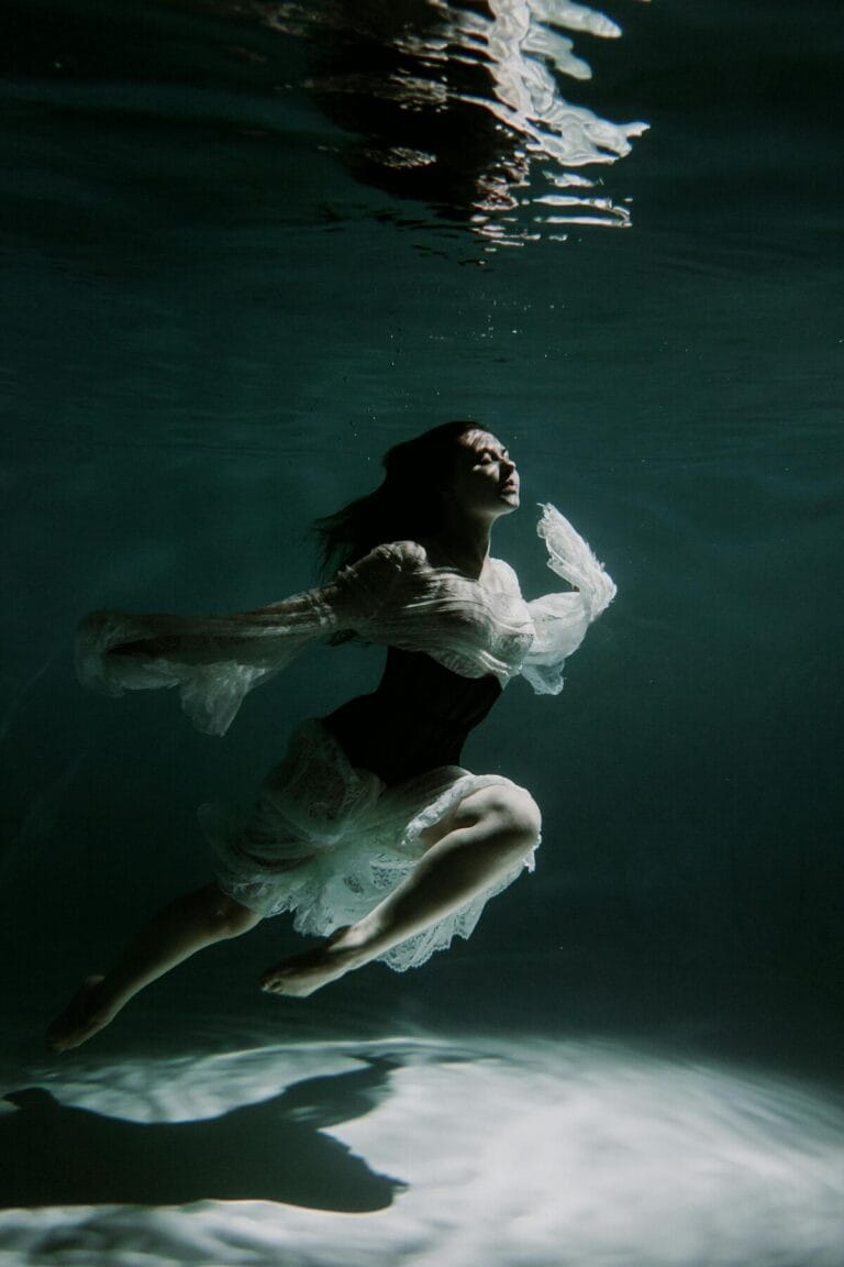 A symbolic underwater image representing stillness before movement, evoking the embodied presence central to the Alexander Technique as taught by Tommy Thompson in Class 56