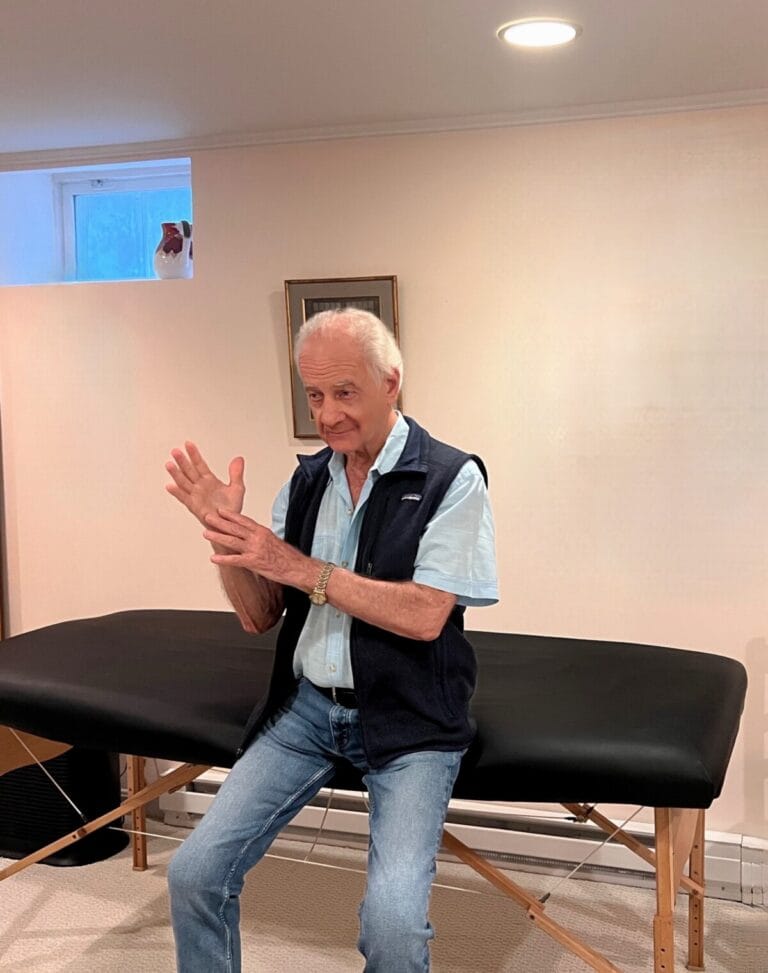 Tommy Thompson teaching the hand in Alexander Technique during Class 080, demonstrating sensory awareness and triadic resonance.