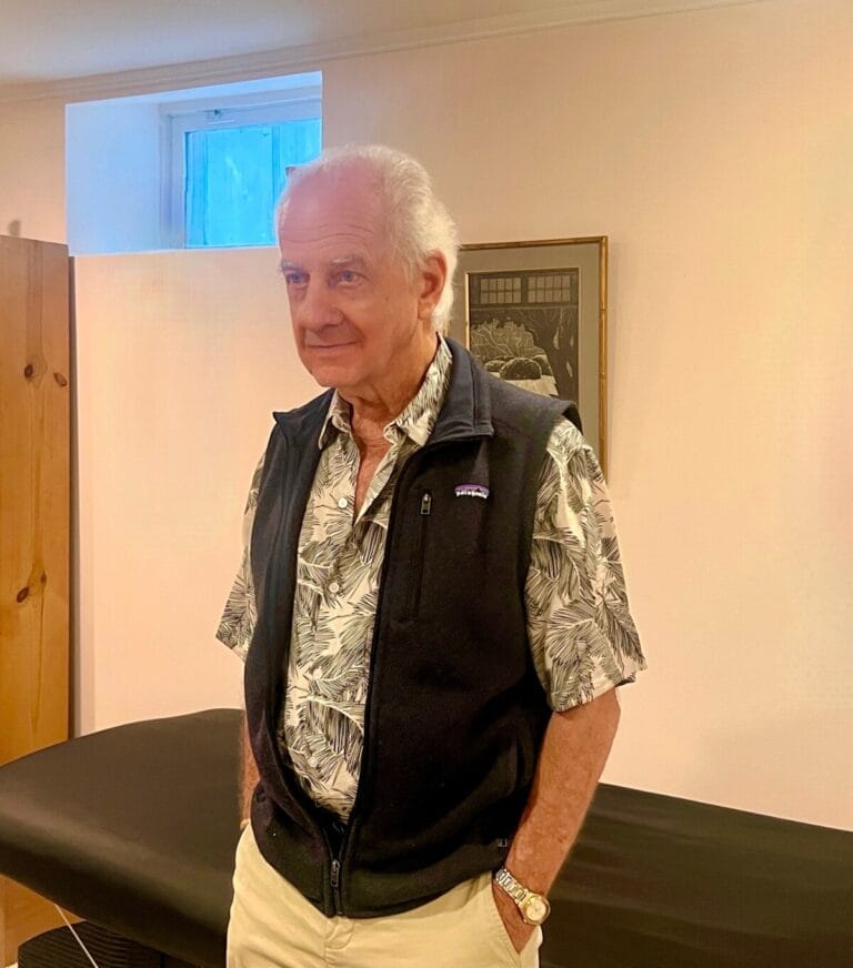 Tommy Thompson standing in an Alexander Technique class, embodying the Position of Mechanical Advantage