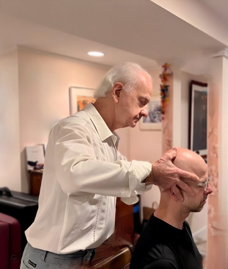 Tommy Thompson applying the Alexander Technique Beyond Use approach with a trainee during Class 086