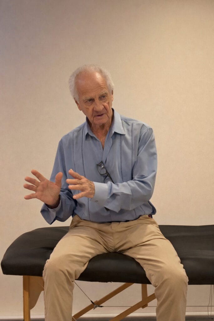 Alexander Technique teacher Tommy Thompson explaining the inhibitive moment in Class 094
