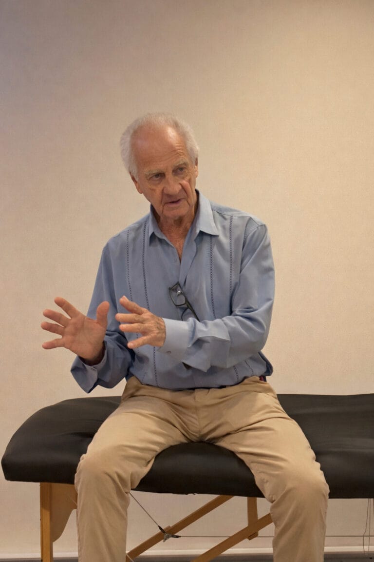 Alexander Technique teacher Tommy Thompson explaining the inhibitive moment in Class 094