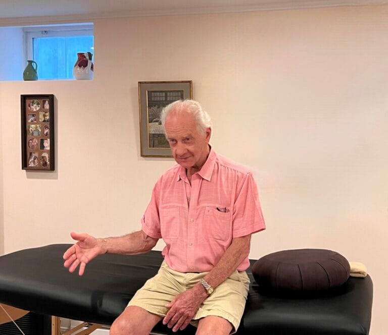 Tommy Thompson guiding a trainee with Alexander Technique touch, exploring understanding and presence in Class 075