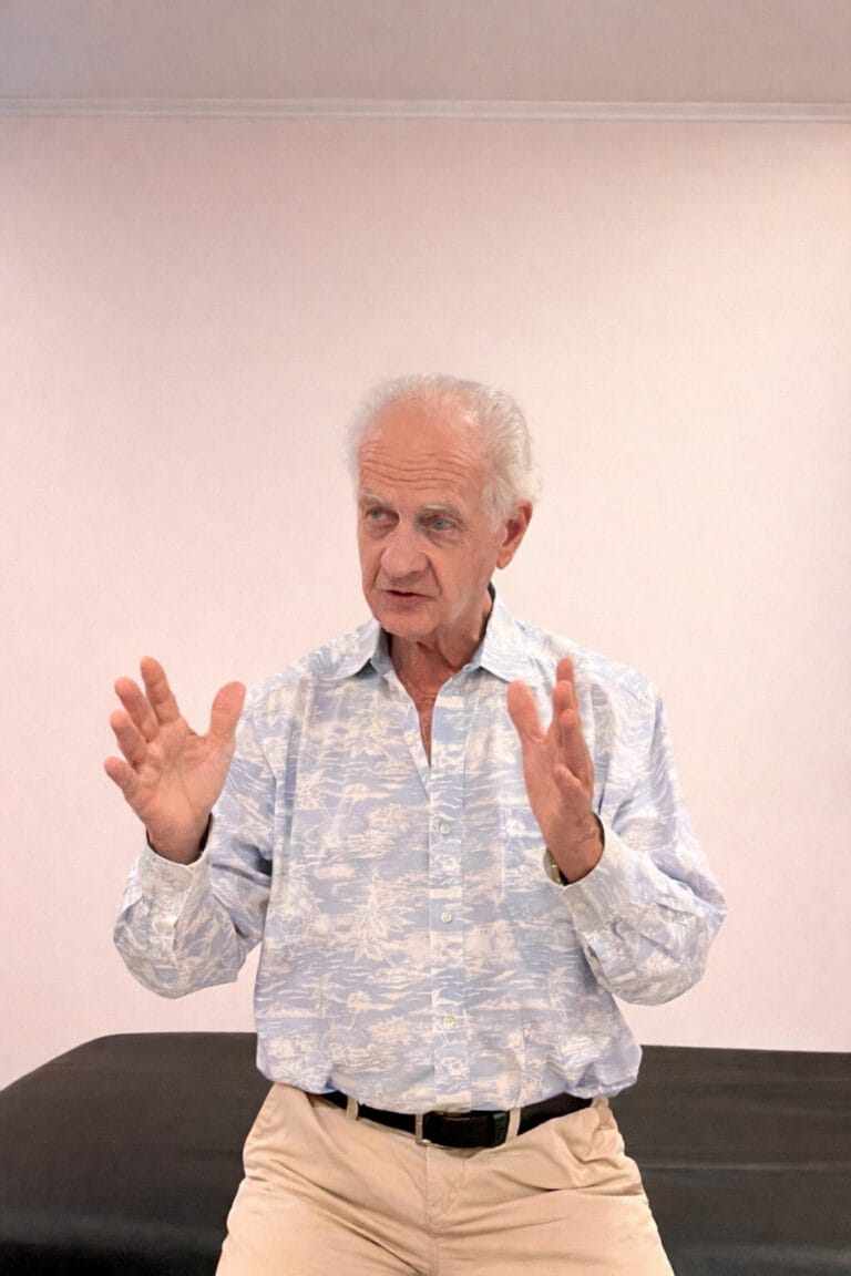 Tommy Thompson demonstrating seeing and perceptual awareness with trainees during an Alexander Technique class (Class 81)